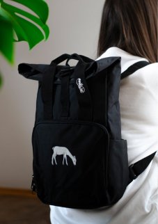 Černý batoh z recyklovaného materiálu, s výšivkou BÍLÁ LAŇ