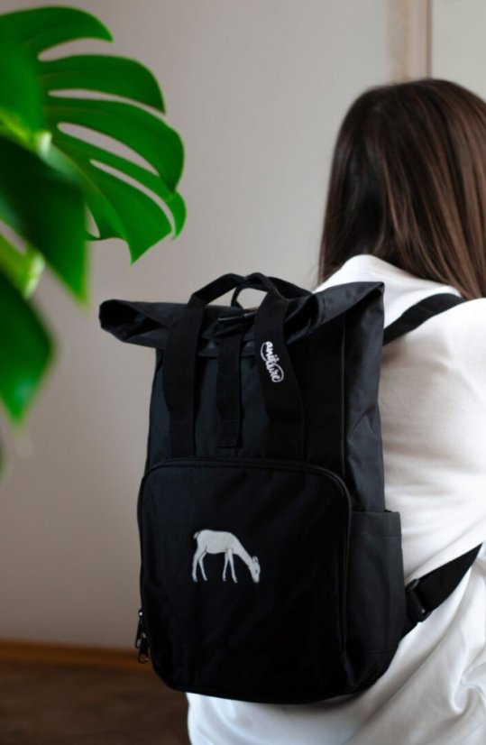 Černý batoh z recyklovaného materiálu, s výšivkou BÍLÁ LAŇ