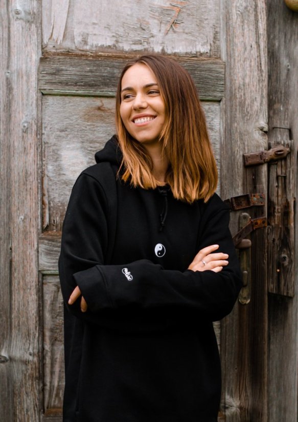 Unisex černá mikina s kapucí, s výšivkou JIN JANG - Barva: Černá, Velikost: M