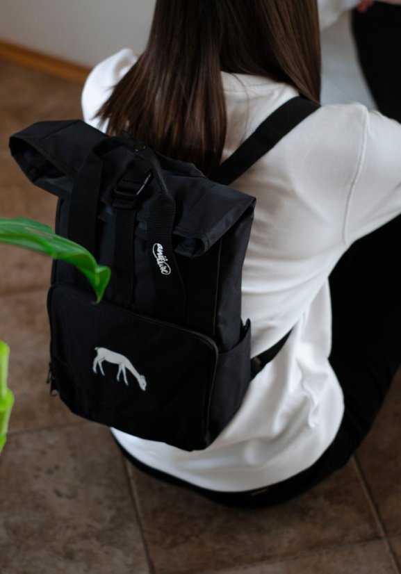 Černý batoh z recyklovaného materiálu, s výšivkou BÍLÁ LAŇ