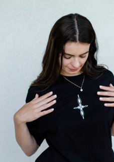 Unisex černé triko, s výšivkou TALISMAN