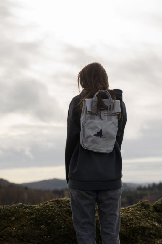 Šedý batoh z recyklovaného materiálu, s výšivkou REJNOK