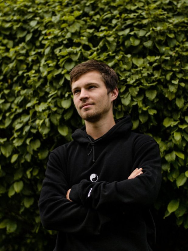 Unisex černá mikina s kapucí, s výšivkou JIN JANG