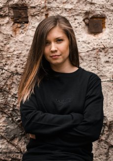 Unisex černá mikina s výšivkou