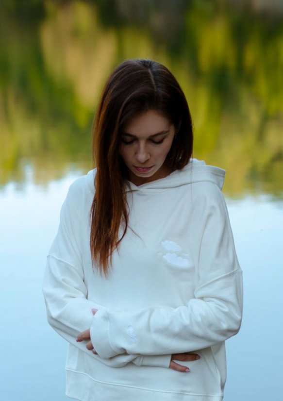 Dámská mikina s kapucí z bio bavlny, s výšivkou „V Oblacích” - Barva: Krémová, Velikosti: L/XL