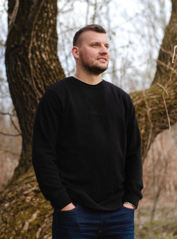 Unisex černá mikina s výšivkou