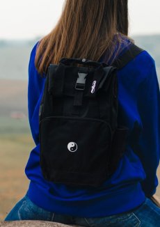 Černý batoh z recyklovaného materiálu, s výšivkou JIN JANG