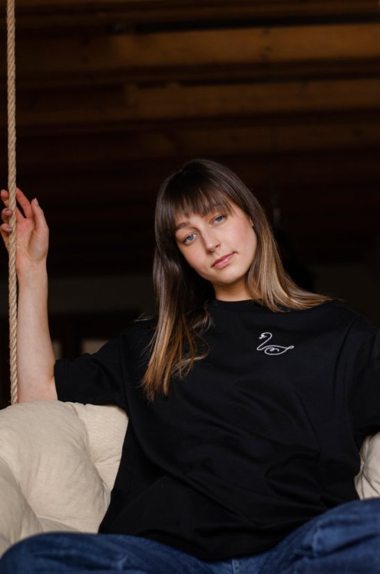 Unisex černé triko, s výšivkou LABUŤ - Barva: Černá, Velikost: XL